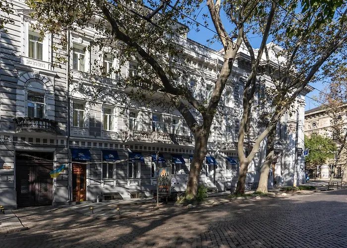 Metro ApartmentsГотель